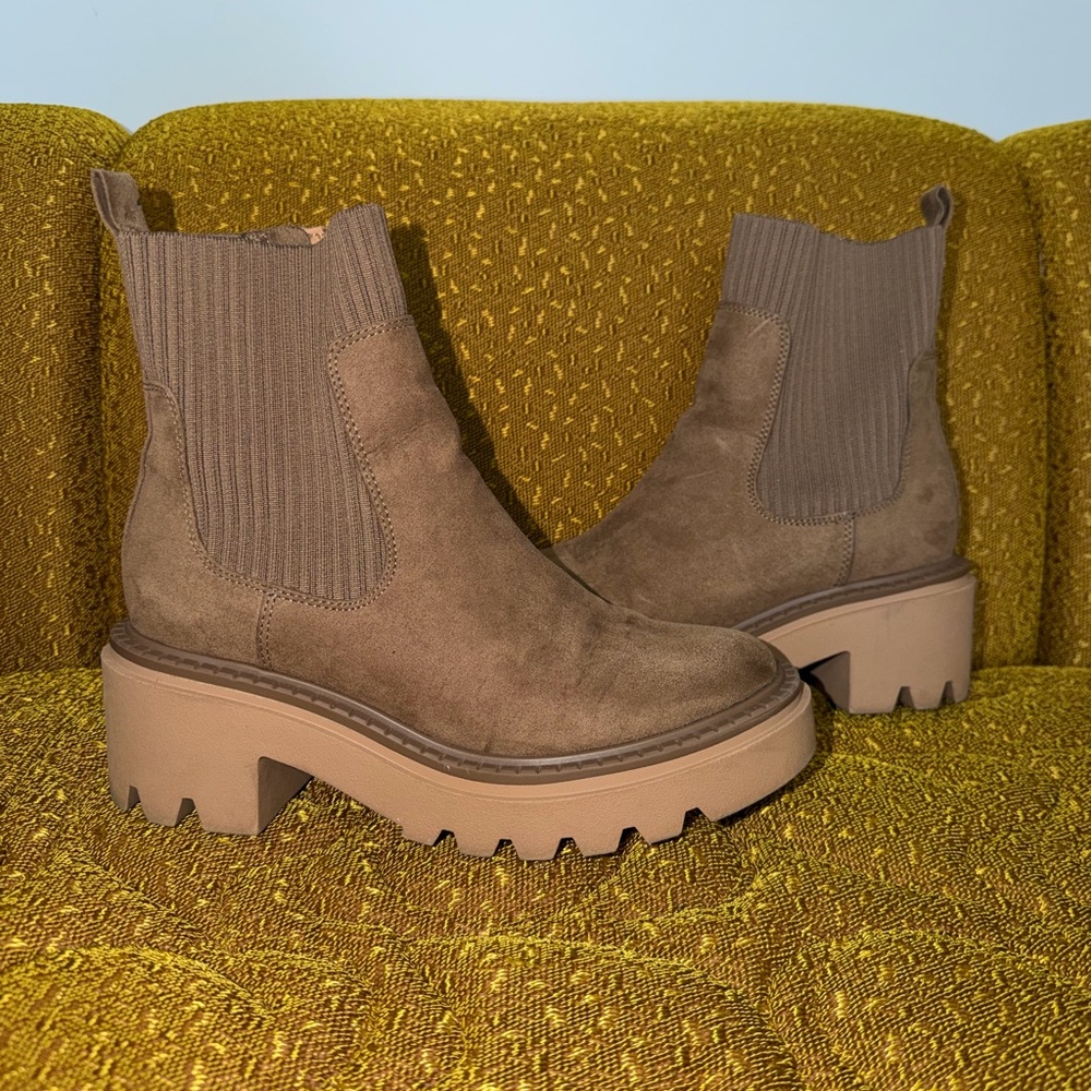 Universal Thread Taupe Platform Lug Sole Chelsea Boots Size 8